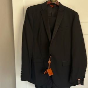 Men’s Privé tuxedo. New with tags size 42/36L 70% wall 30% Mohler new with tags.